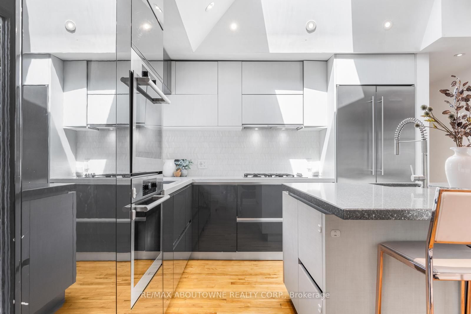 547 Pinegrove Road • Oakville, ON photo 8