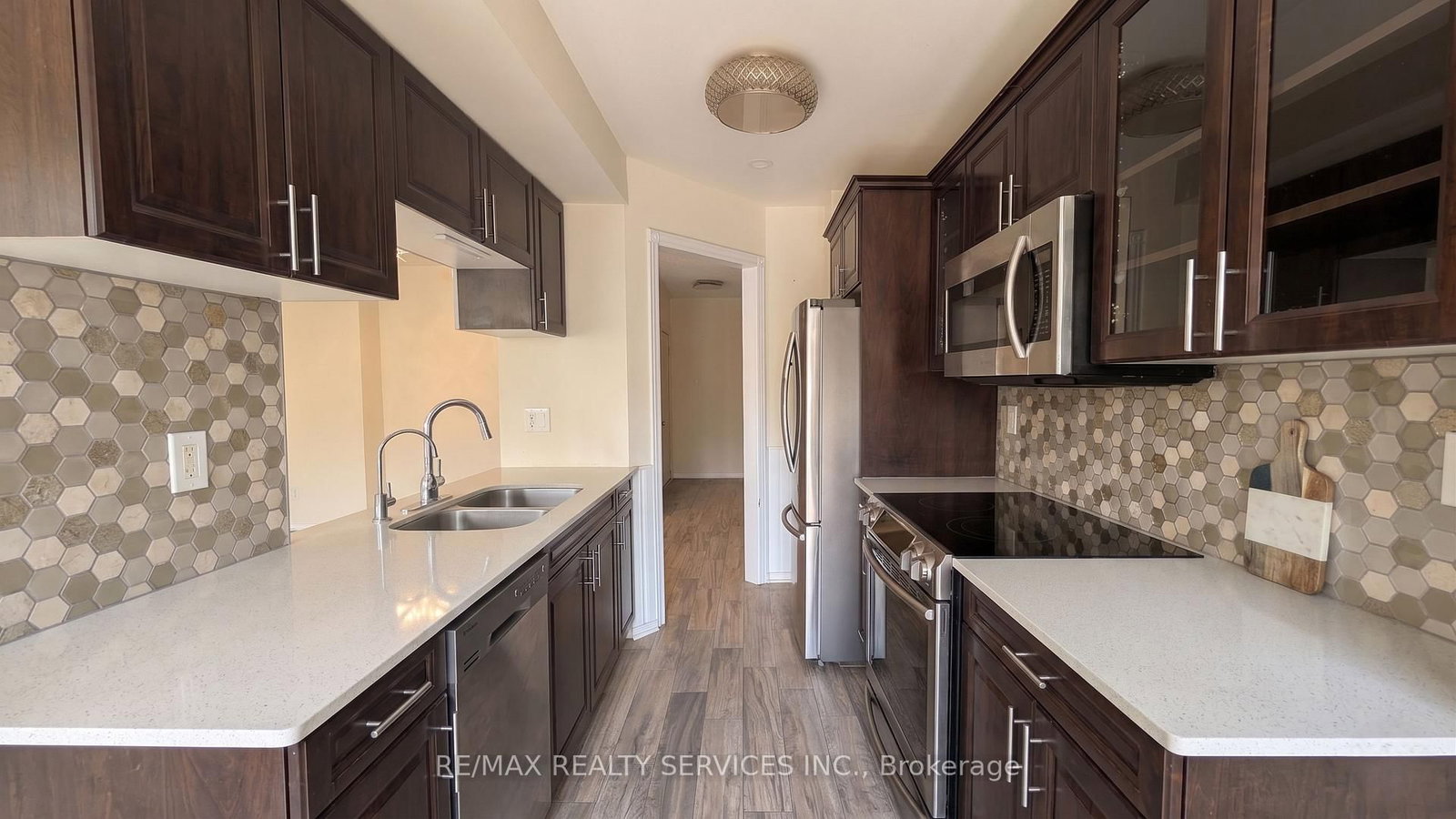 11 Beverly Lane • Halton Hills, ON photo 2