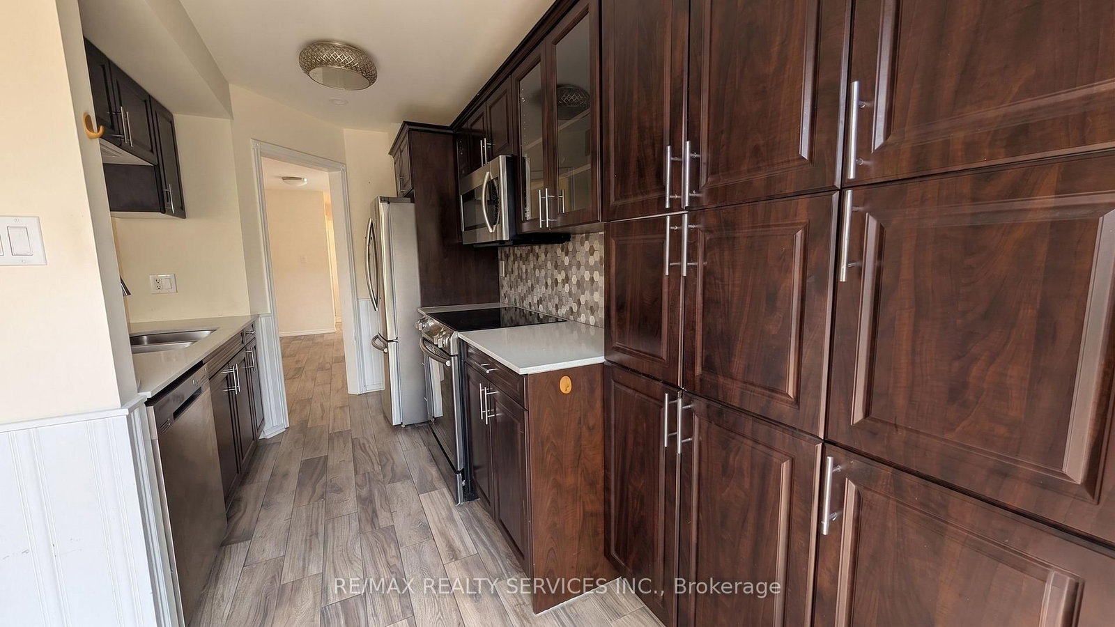 11 Beverly Lane • Halton Hills, ON photo 3