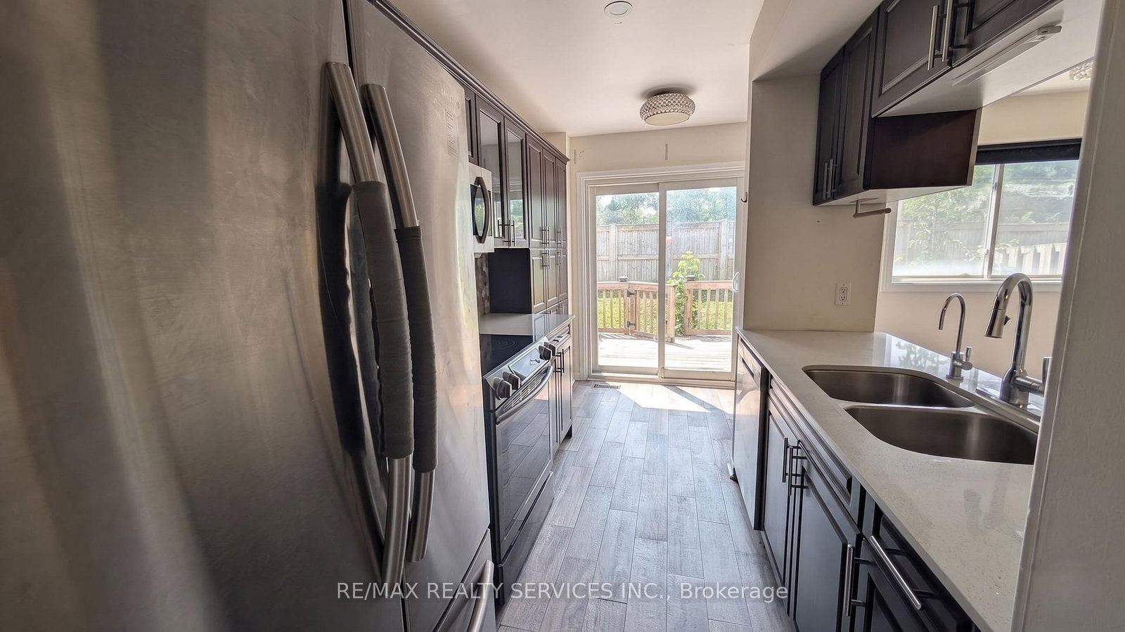 11 Beverly Lane • Halton Hills, ON photo 4