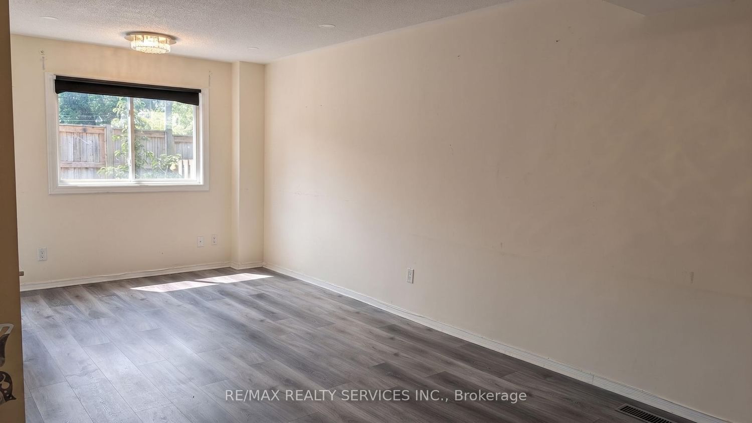 11 Beverly Lane • Halton Hills, ON photo 5