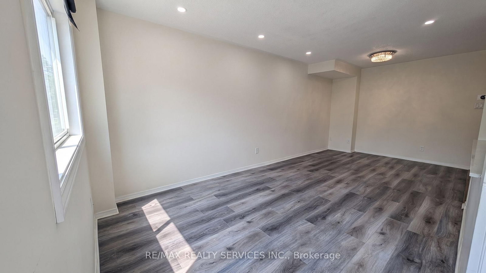 11 Beverly Lane • Halton Hills, ON photo 6