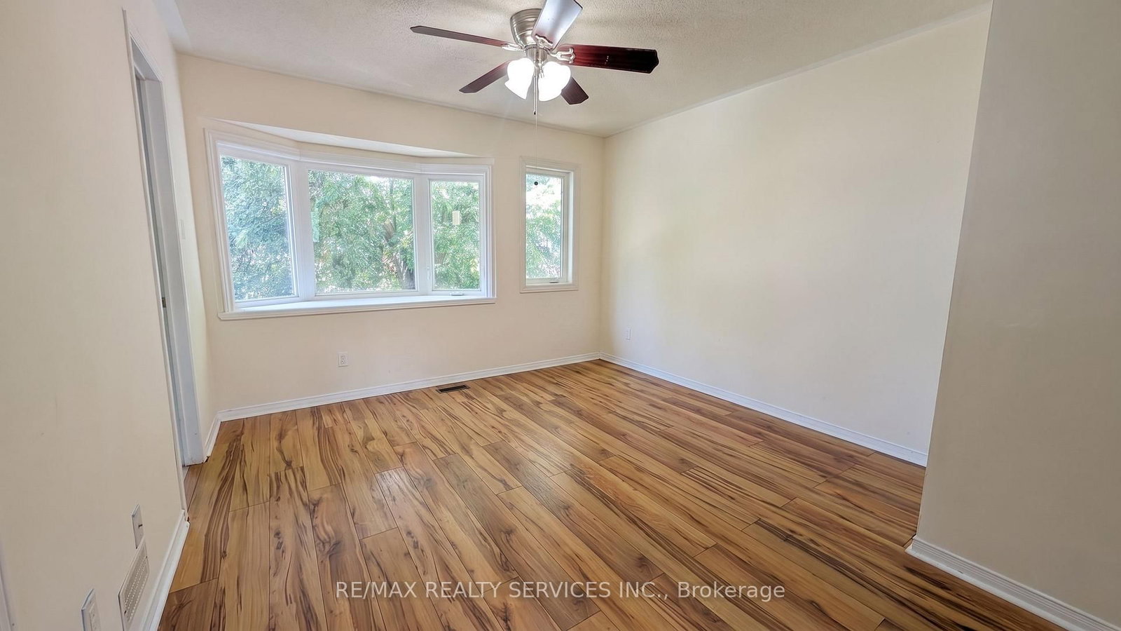 11 Beverly Lane • Halton Hills, ON photo 7