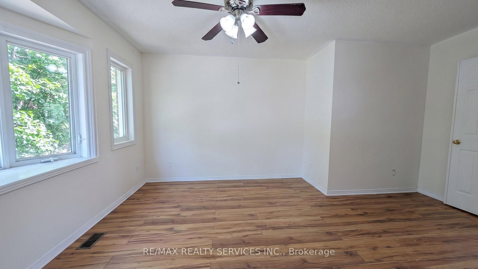 11 Beverly Lane • Halton Hills, ON photo 8