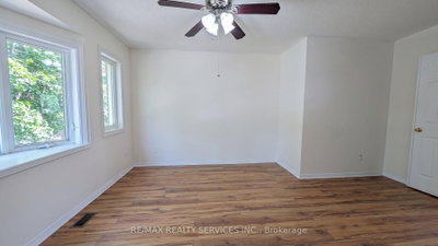 11 Beverly Lane • Halton Hills, ON photo 8