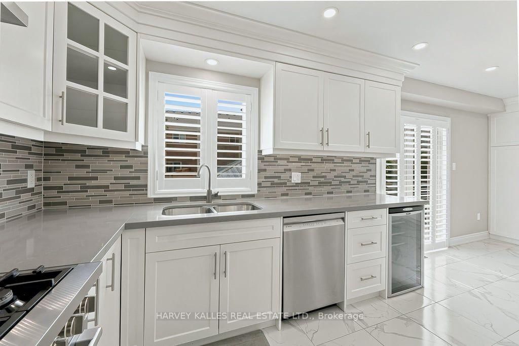 2033 Redstone Crescent • Oakville, ON photo 12