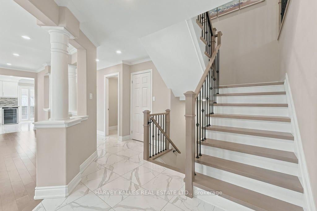 2033 Redstone Crescent • Oakville, ON photo 3