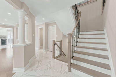 2033 Redstone Crescent • Oakville, ON photo 3