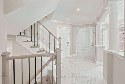 2033 Redstone Crescent • Oakville, ON photo 4
