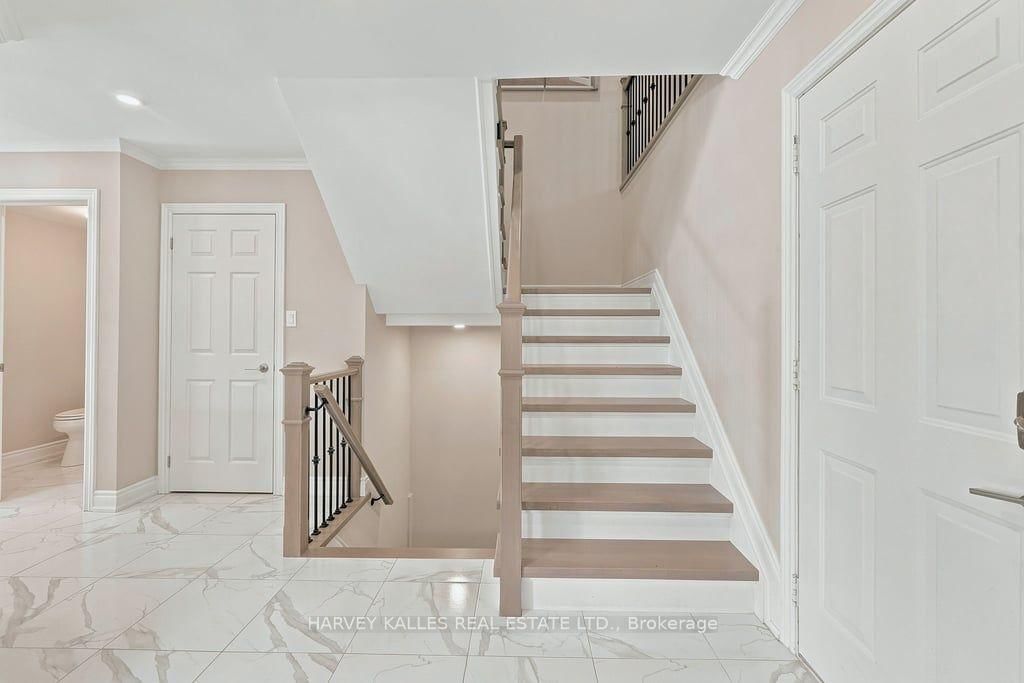 2033 Redstone Crescent • Oakville, ON photo 5