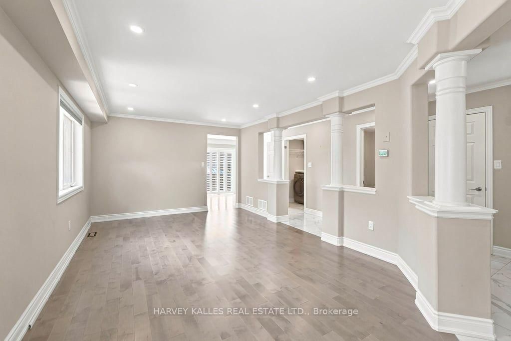 2033 Redstone Crescent • Oakville, ON photo 6
