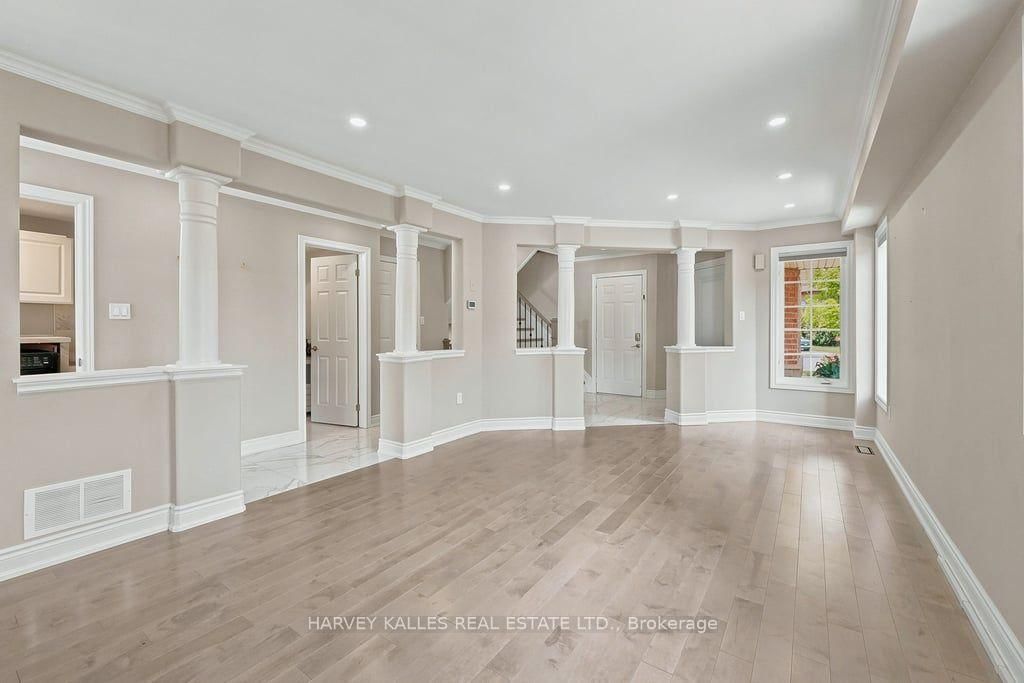 2033 Redstone Crescent • Oakville, ON photo 7