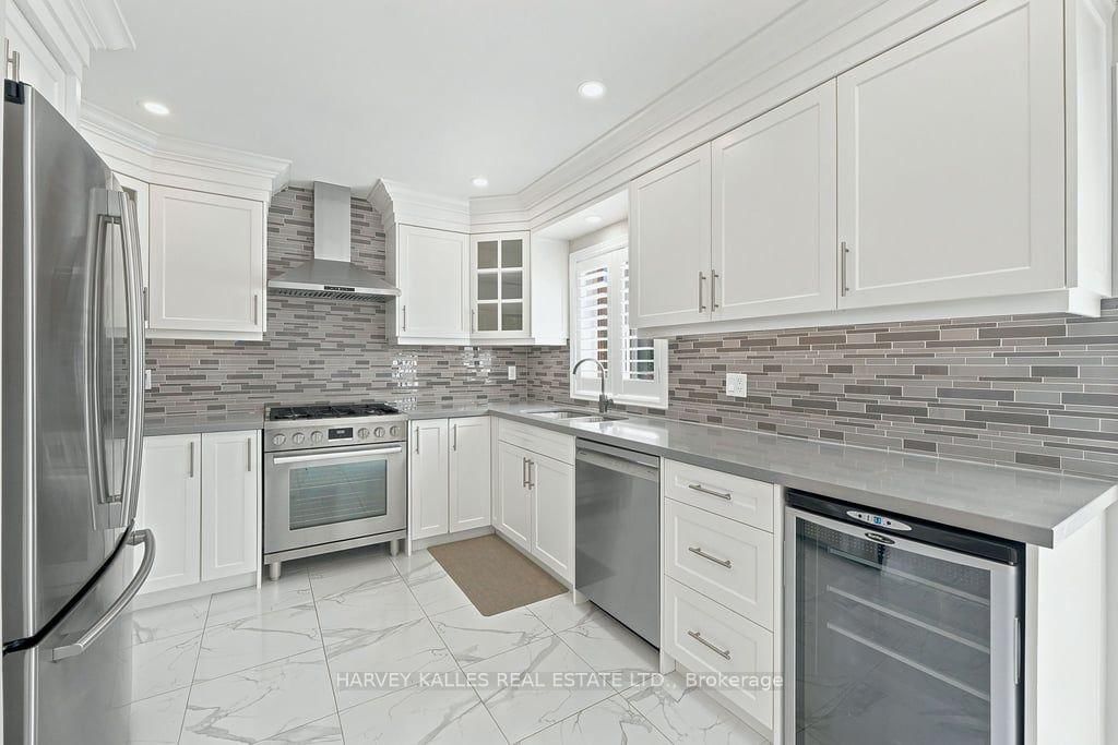 2033 Redstone Crescent • Oakville, ON photo 9