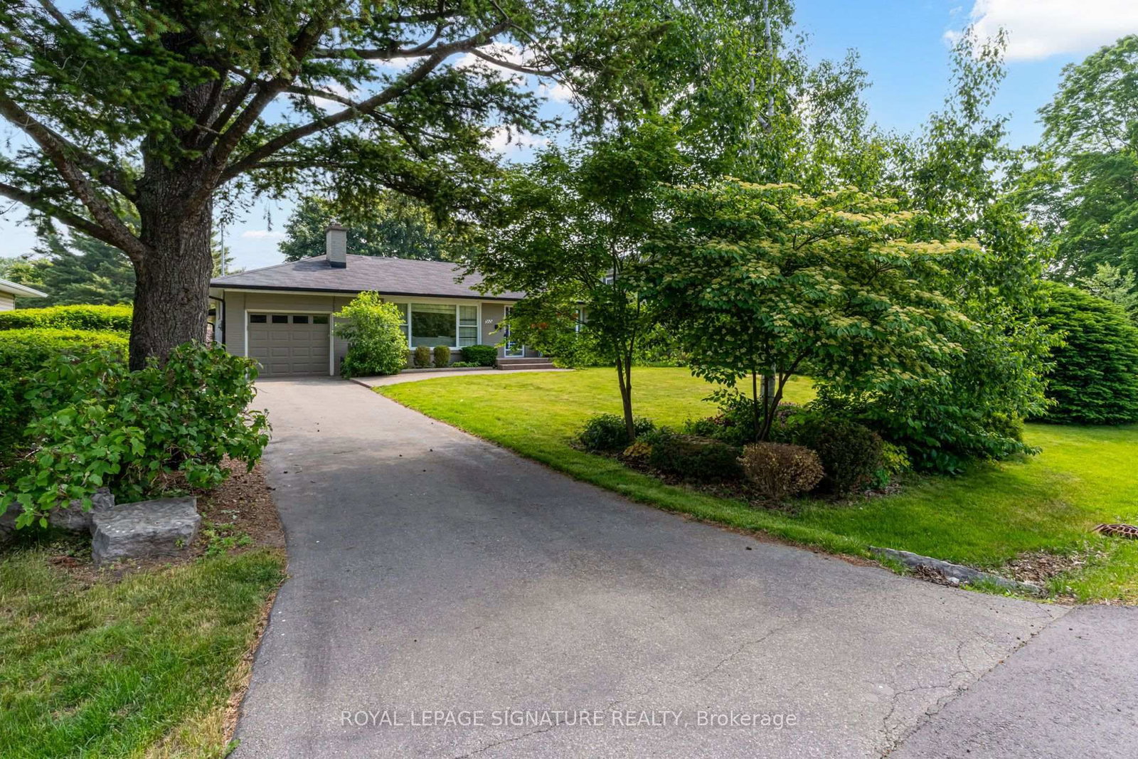 383 Maplehurst Avenue • Oakville, ON photo 2