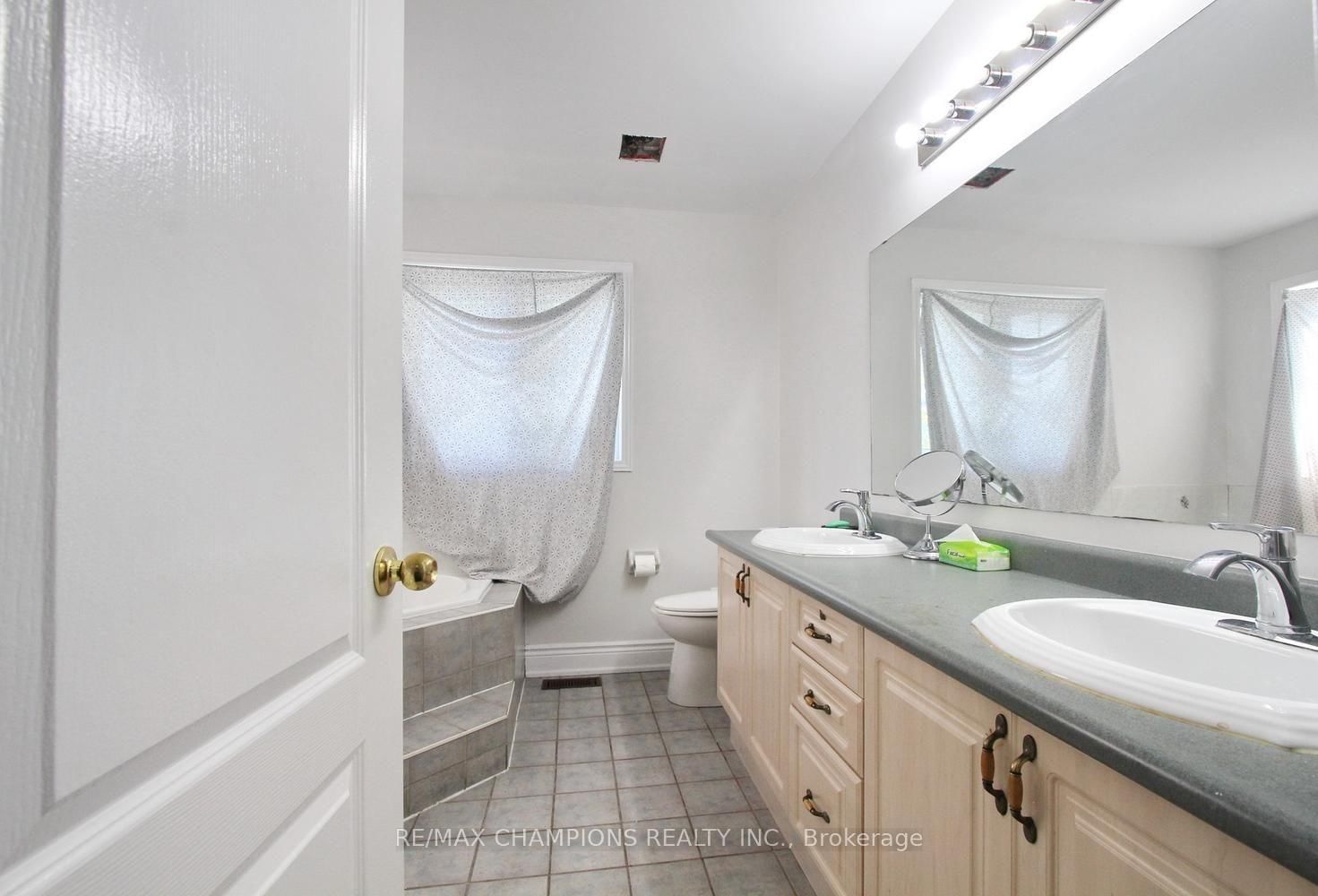 28 Egypt Brampton,ON L6R 2W3 — Photo 23