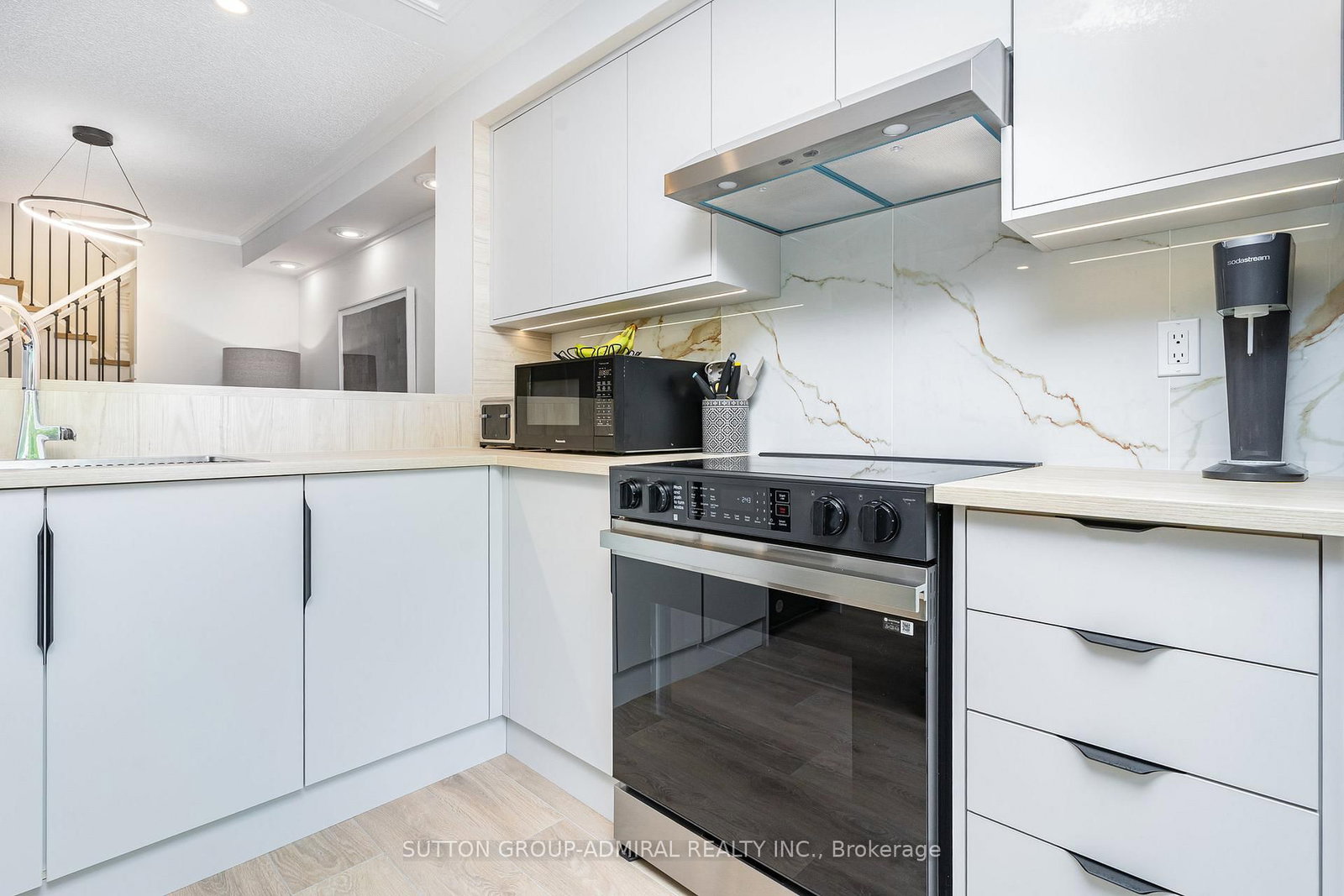 2225 Amberglen Court • Oakville, ON photo 19