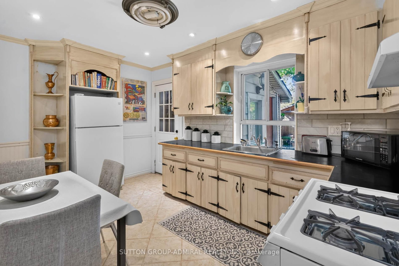 320 Weston Road • Toronto, ON photo 9