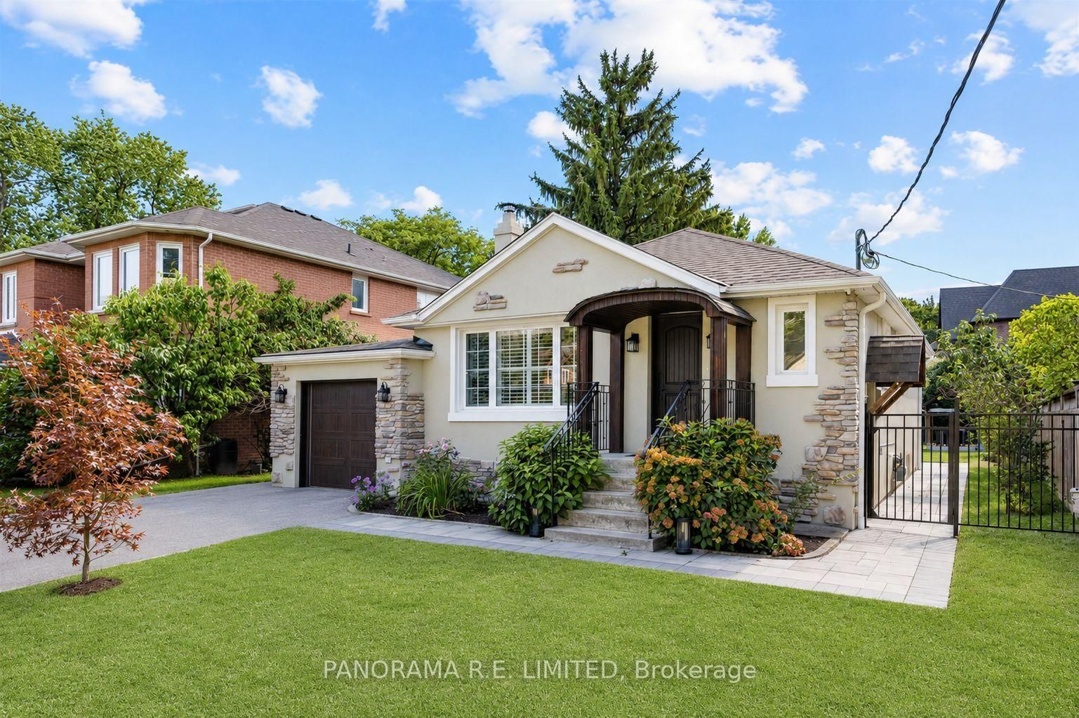 14 Agar Crescent • Toronto, ON photo 2