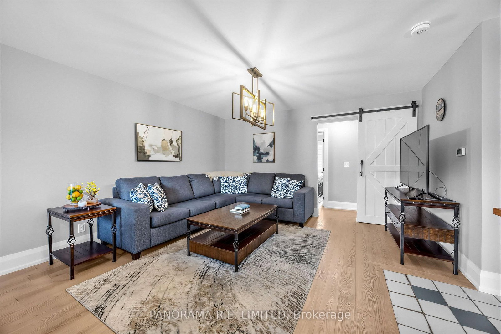 14 Agar Crescent • Toronto, ON photo 5