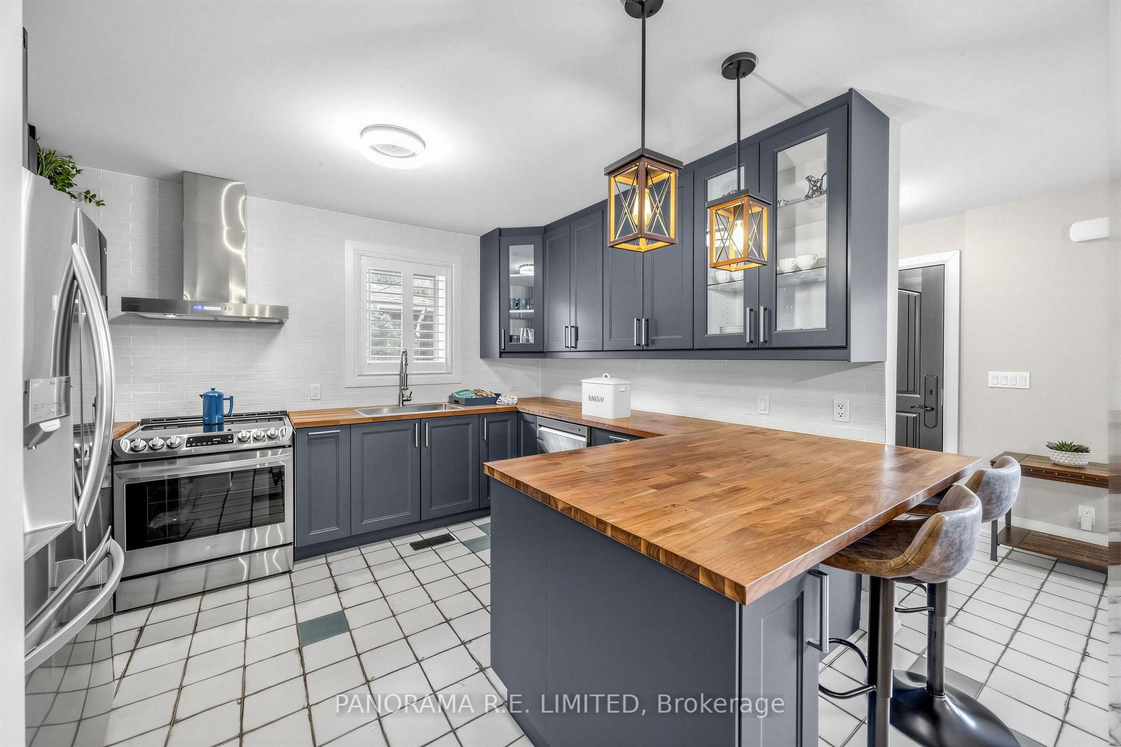 14 Agar Crescent • Toronto, ON photo 8