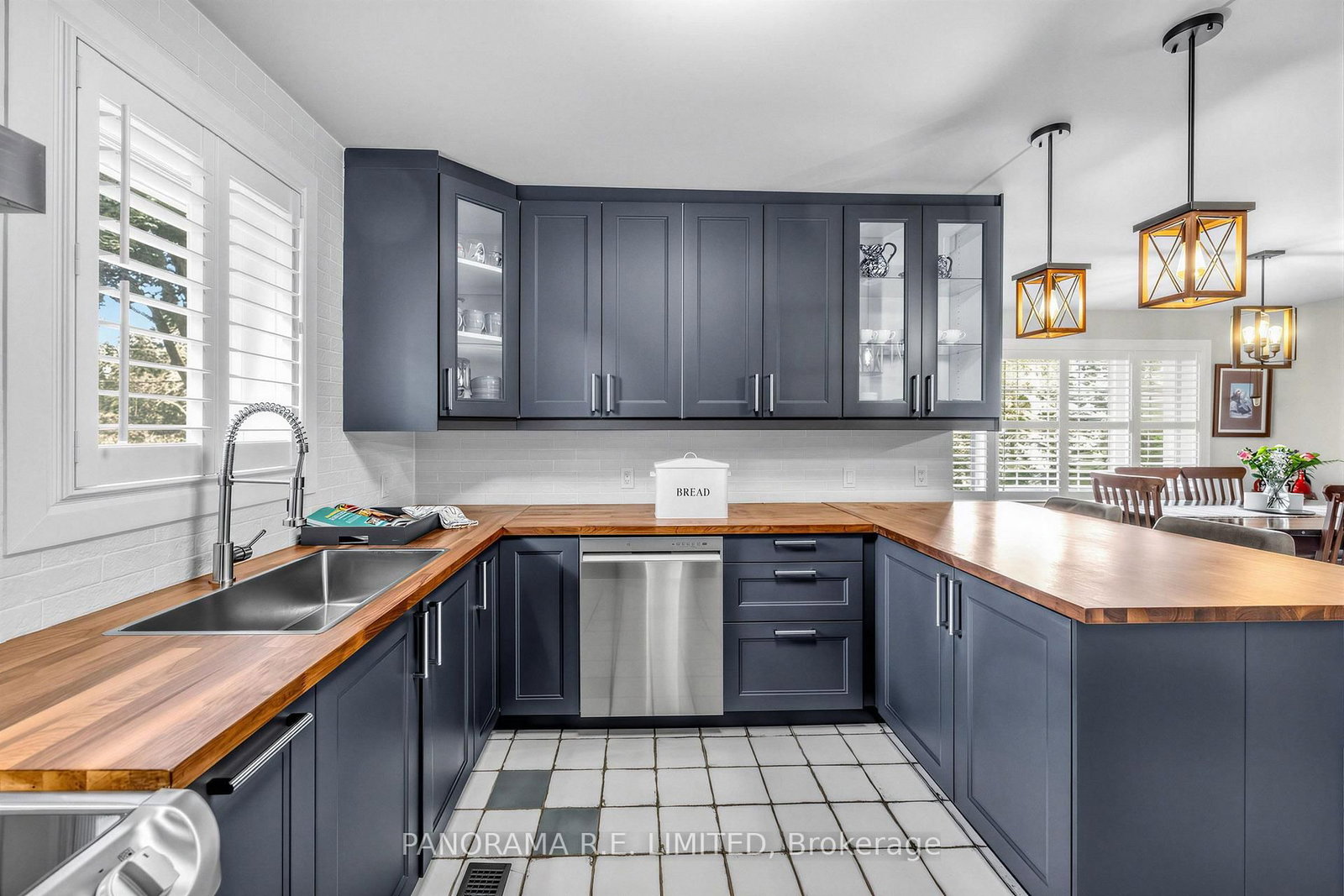 14 Agar Crescent • Toronto, ON photo 9