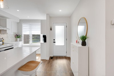 2265 Middlesmoor Crescent • Burlington, ON photo 4