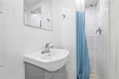 1147 Saturnia Mississauga,ON L4Y 2M2 — Photo 17