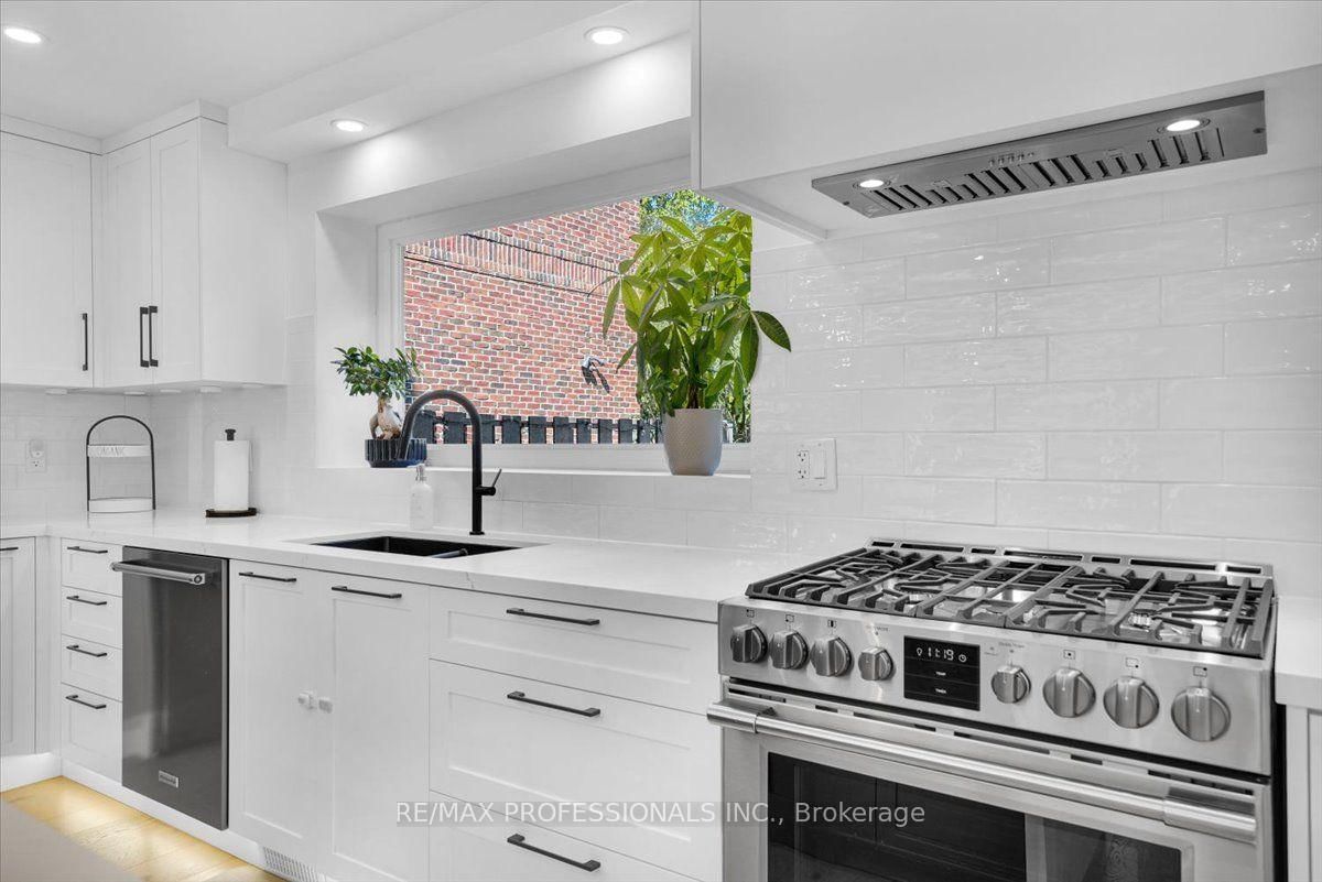 4 Winston Grove • Toronto, ON photo 14