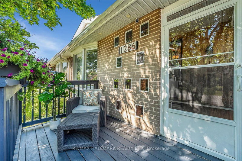 1286 Napier Crescent