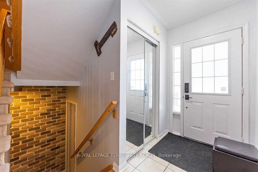 2458 Baintree Crescent 5