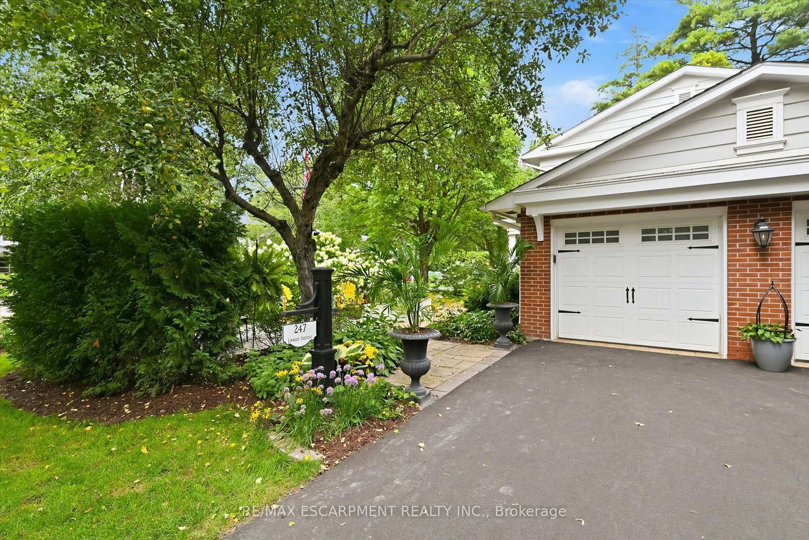 247 Linwood Crescent • Burlington, ON photo 5
