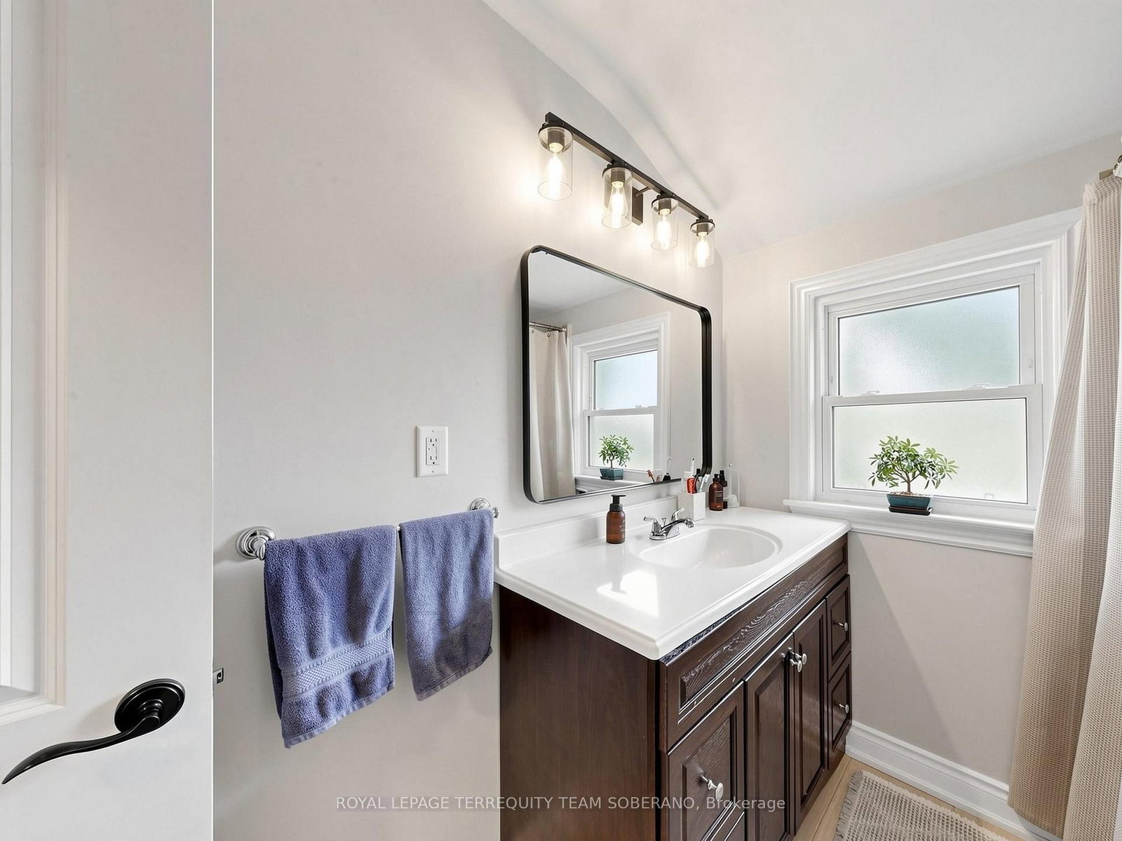 64 Clearbrooke Circle • Toronto, ON photo 27