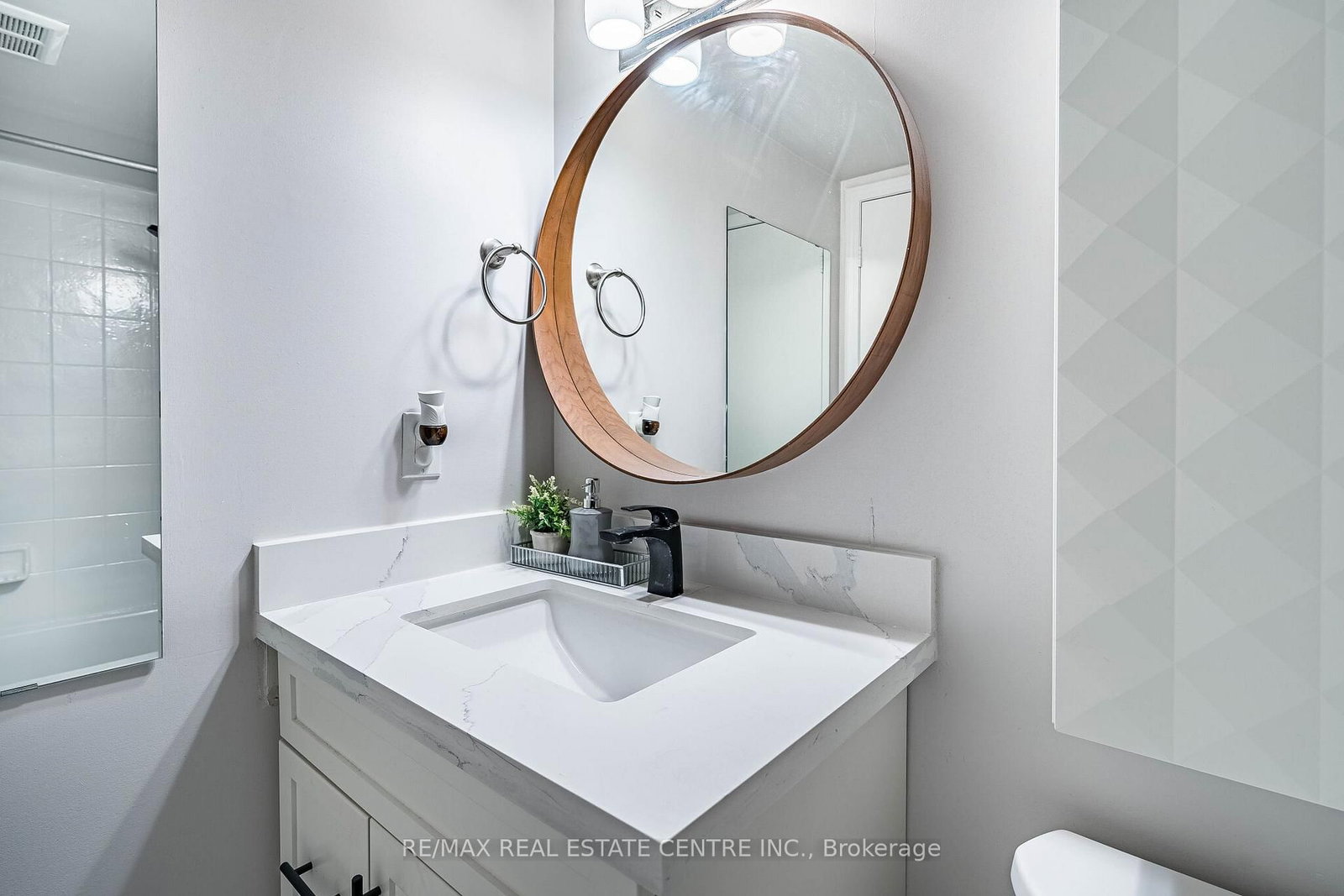 16 Laidlaw Street • #920 • Toronto, ON photo 10