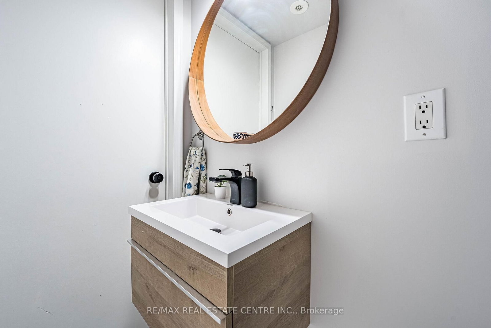 16 Laidlaw Street • #920 • Toronto, ON photo 18