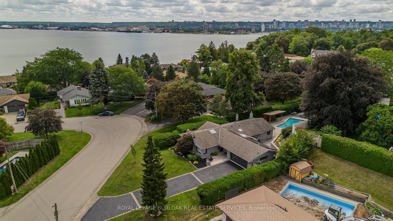 892 North Shore Boulevard W