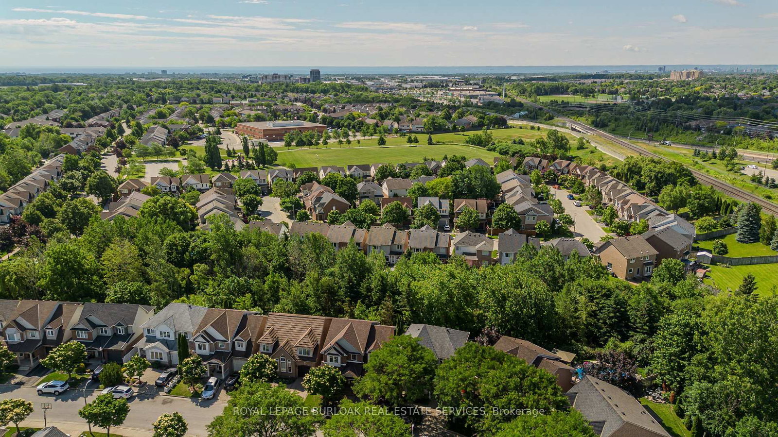 5174 Ravine Crescent • Burlington, ON photo 2