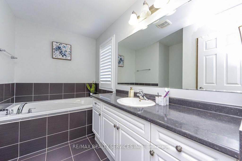 22 ROBERT PARKINSON Drive W • Brampton, ON photo 39