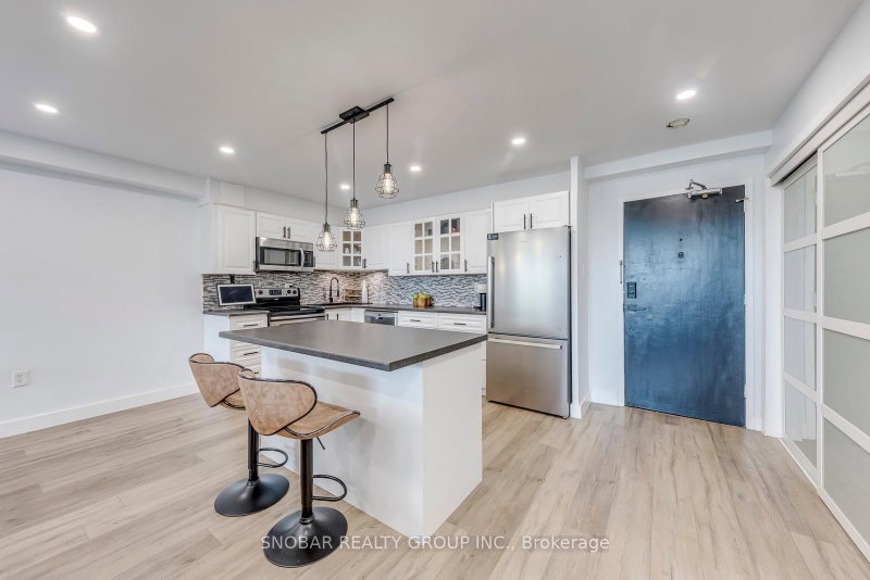 204 - 15 La Rose Avenue