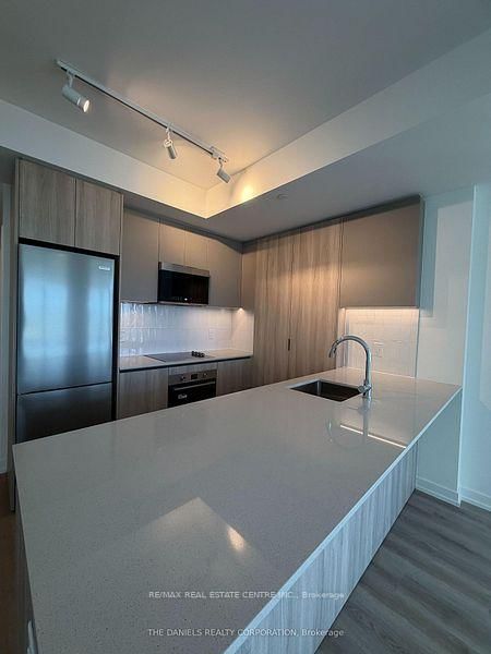 906 - 2485 Eglinton Avenue W