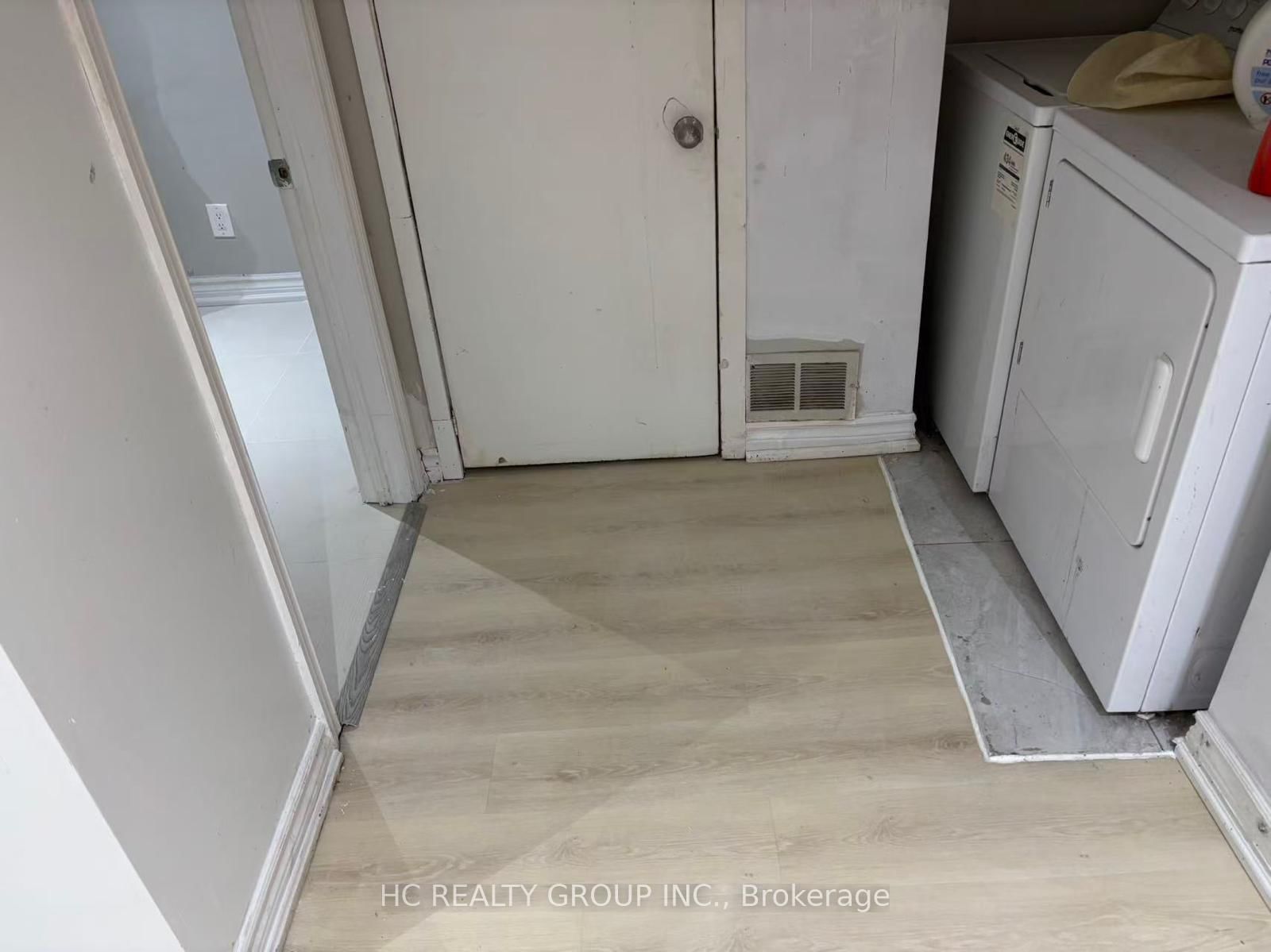 Lower - 25 Beechwood Avenue, Toronto 3