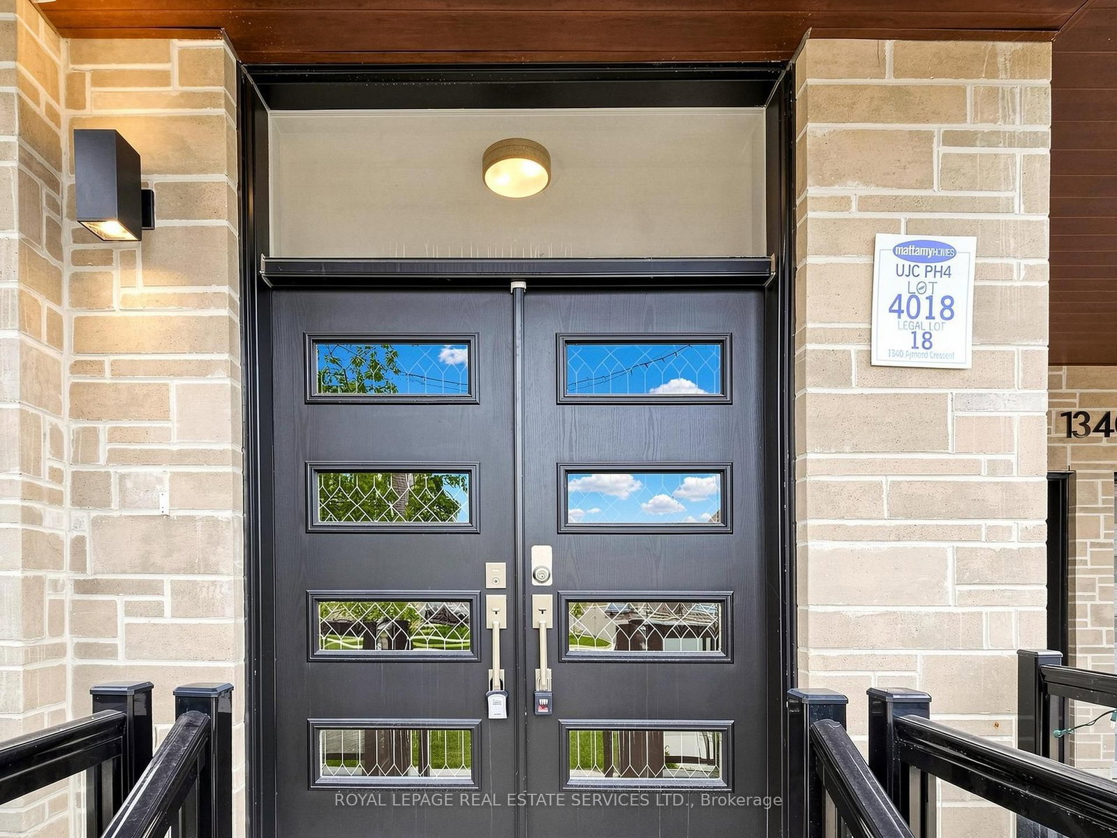 1340 Aymond Crescent • Oakville, ON photo 4