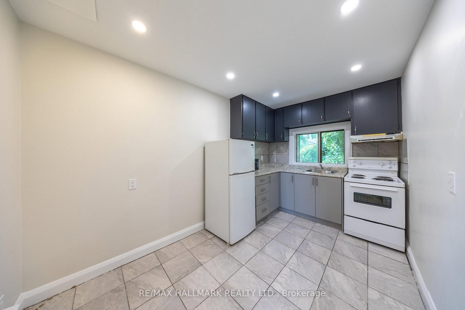 Upper - 1366 Davenport Road, Toronto 5