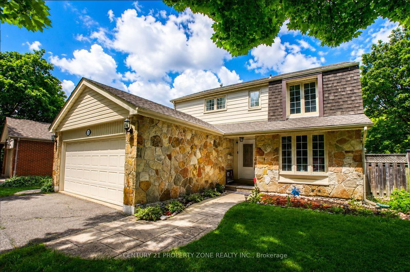 27 Madrid Crescent N