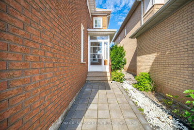 2485 Strathmore Crescent N • Mississauga, ON photo 5