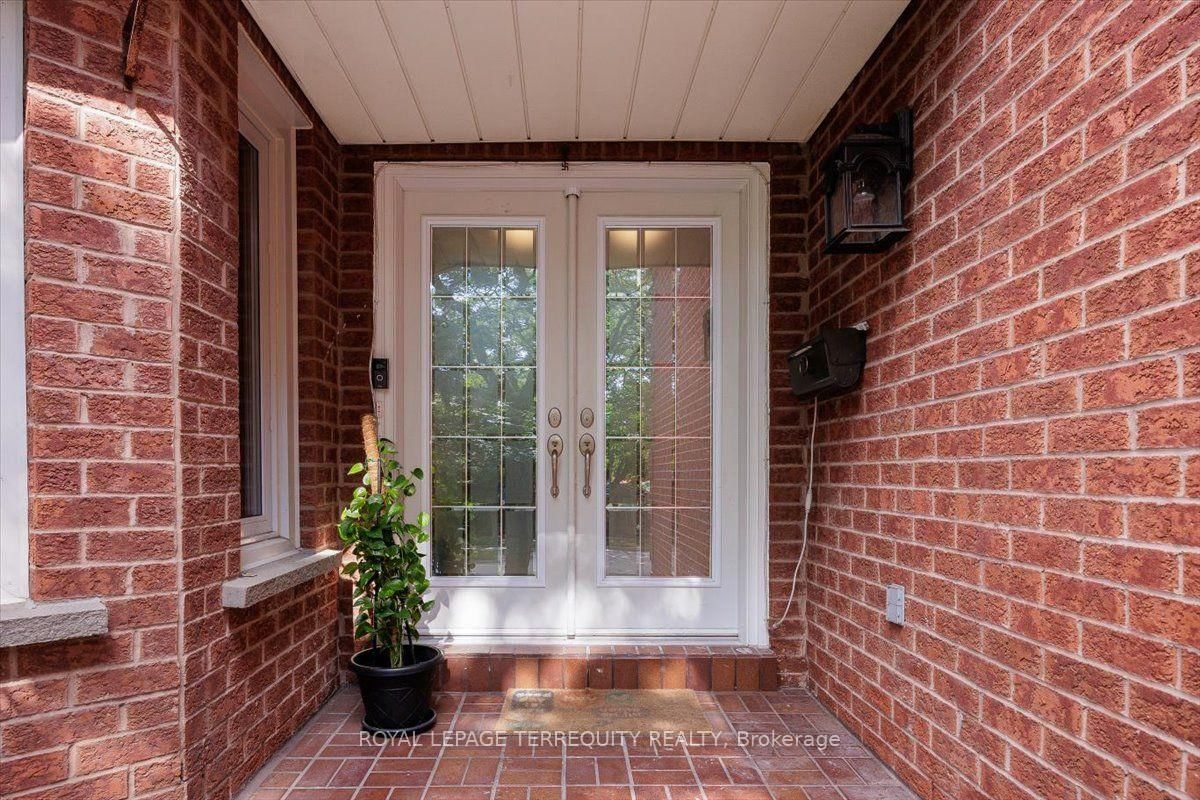 1207 Dogwood Crescent • Oakville, ON photo 4