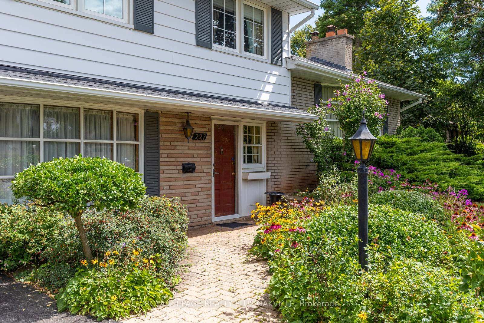 227 Sandwell Drive • Oakville, ON photo 2