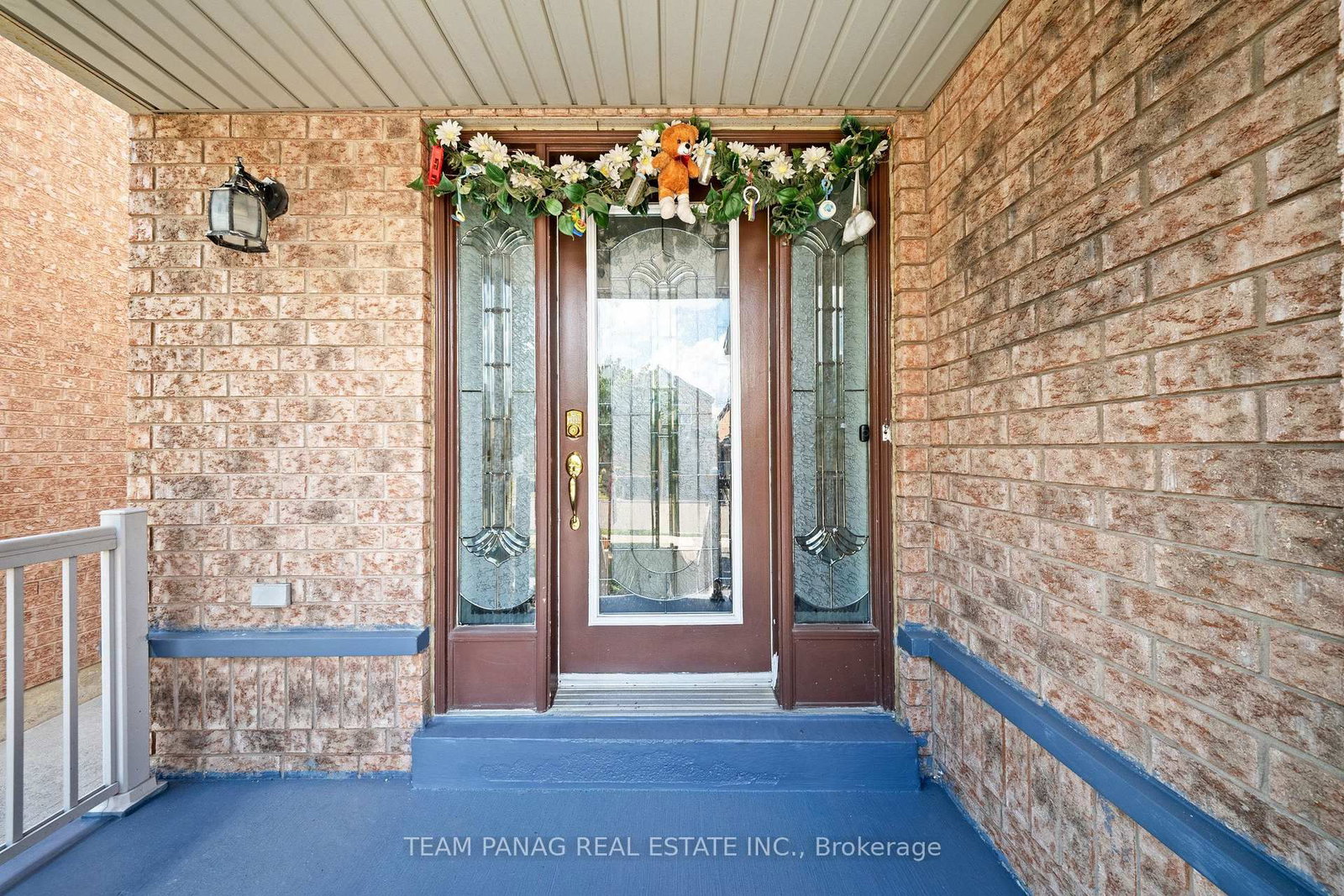 48 Sweet Clover Crescent • Brampton, ON photo 2