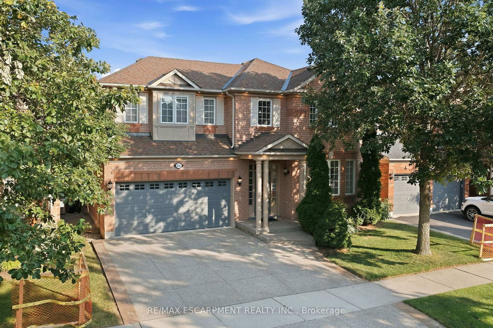 2241 Glazebrook Circle • Oakville, ON photo 2