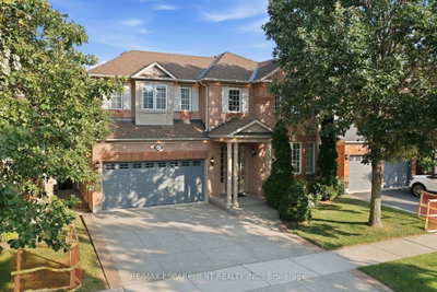 2241 Glazebrook Circle • Oakville, ON photo 2
