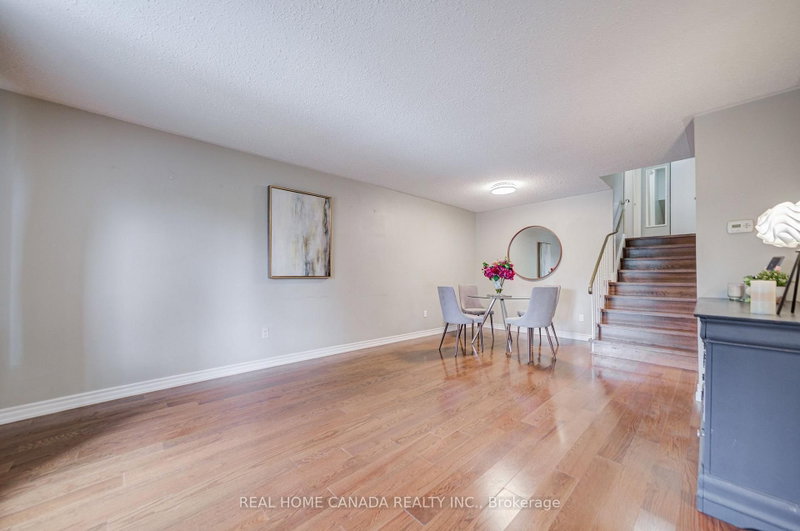 19 Hepworth Dr photo 5